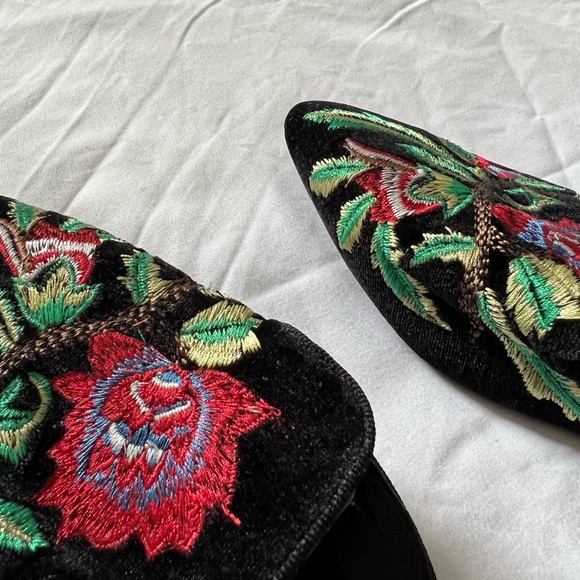 Black mules embroidered. From Fashionnova. Never wore them. Too small on me - Picture 2 of 4